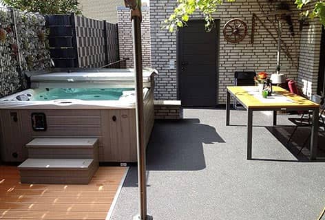 Fertig installierter Whirlpool auf der Terrasse eines Familienhauses