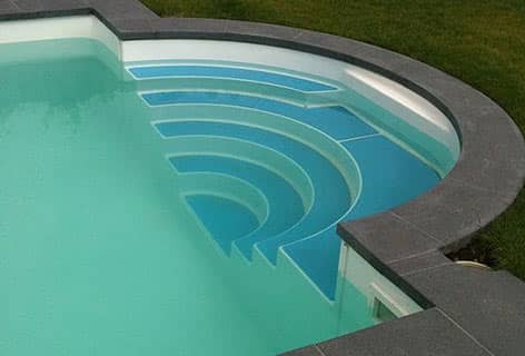 Treppeneinstieg eines Pools im Garten