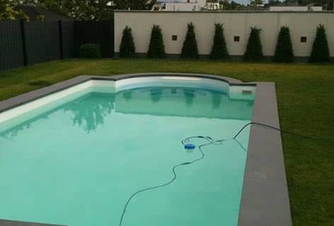 Fertig installierter nd mit Wasser gefüllter Pool