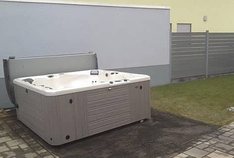 Aufgeklappter Massage-Whirlpool im Garten