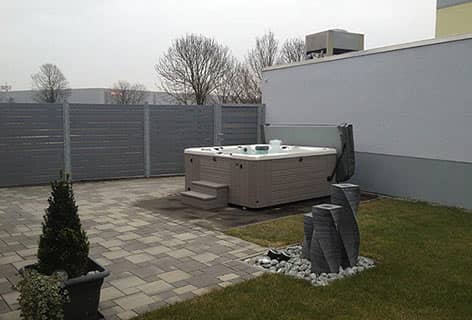 Gepflasterter Gartnbereich mit neuem Whirlpool