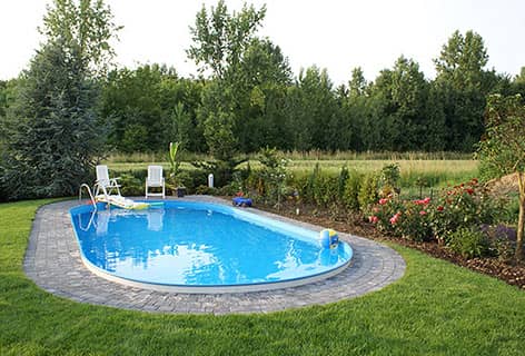 Kleines Schwimmbecken im Garten