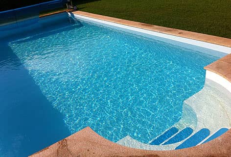 Pool mit runden Treppenstufen