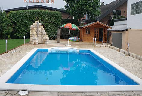 In die Steinterreasse integrierter Pool