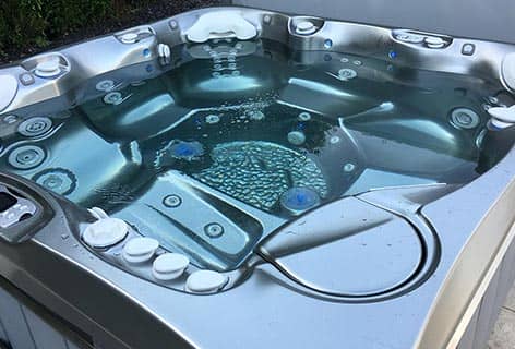 Schöner Whirlpool in blau-metallischer Optik für den Outdoor-Bereich