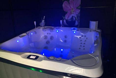 Weißer Whirlpool mit integrierten LED Leuchten