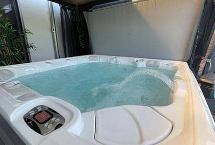 Nahaufnahme gefüllter Whirlpool mit aktivierter Massagefunktion