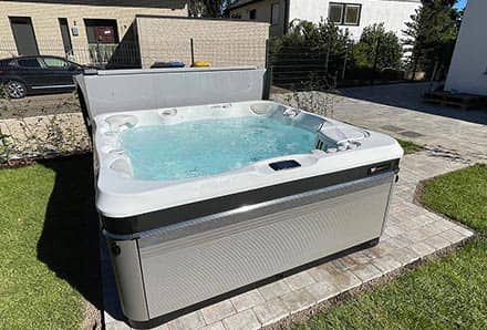 Frontansicht des installierten Massage-Whirlpools im Garten